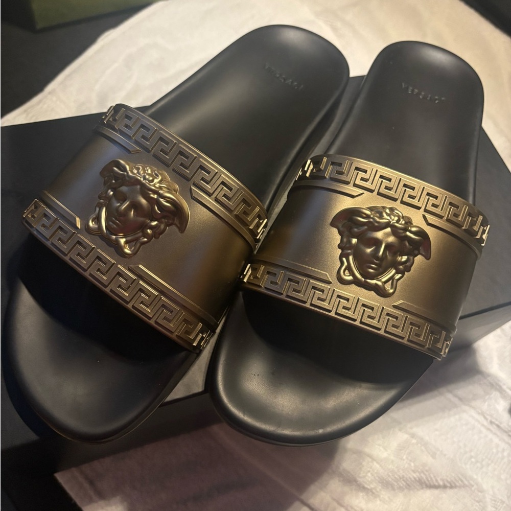 Authentic - VERSACE
Sandals